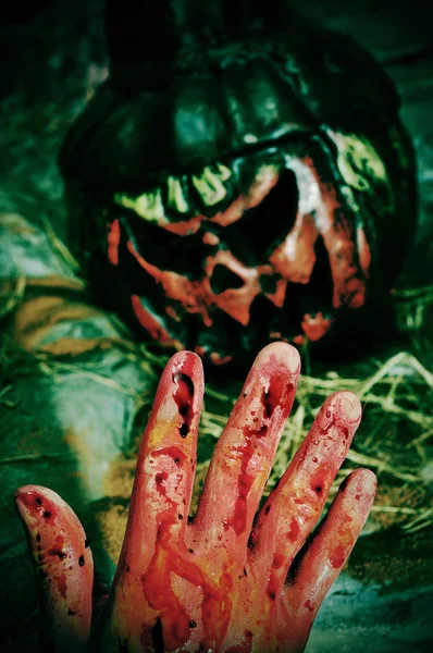 Bloedige hand en Halloween jack-o'-lantern — Stockfoto