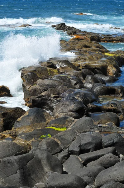 Les vagues de mer se brisent sur les rochers — Photo