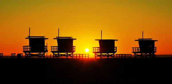 Életmentő tornyok venice Beach, Amerikai Egyesült Államok — Stock Fotó