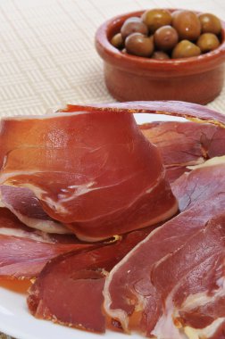 Serrano jambonu ve zeytin tapas