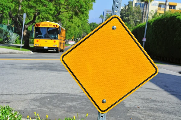 Placa de trânsito em branco e ônibus escolar — Fotografia de Stock