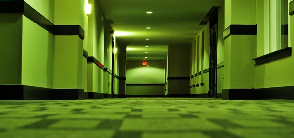 Niepokojące korytarzu hotel — Zdjęcie stockowe