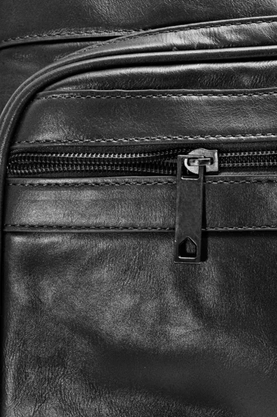 Siyah deri seyahat çantası — Stok fotoğraf