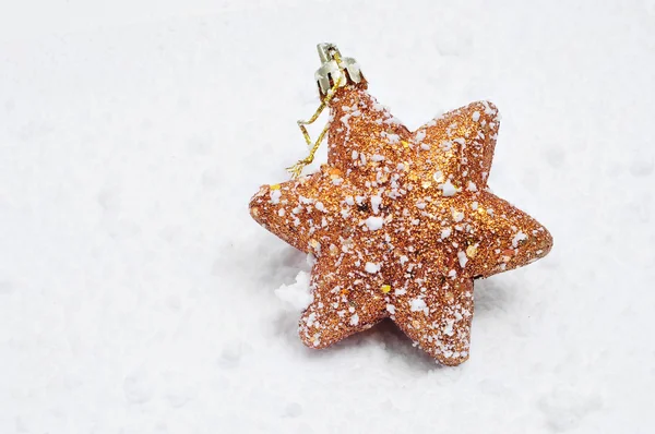 雪の上のクリスマスの星 — ストック写真