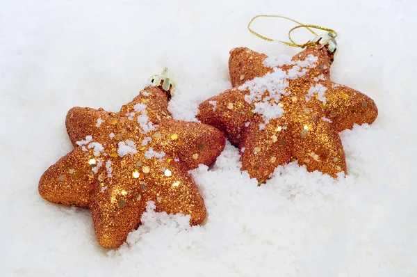 Estrelas de Natal na neve — Fotografia de Stock