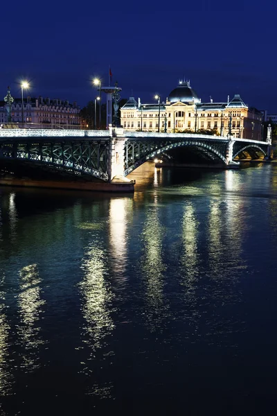 Vertikale Nachtbrücke — Stockfoto
