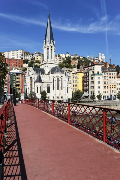 Red footbridge and church — Stock Photo, Image
