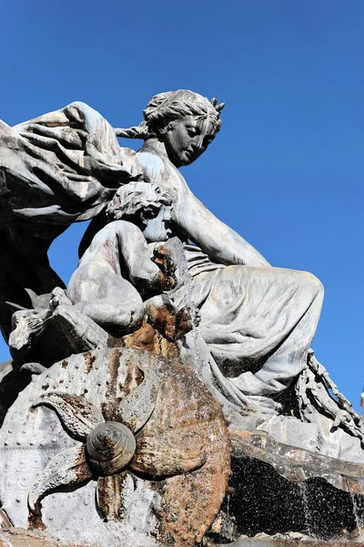 Slavná socha ve městě lyon — Stock fotografie