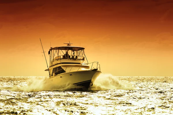 Boot en zonsondergang — Stockfoto