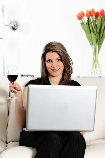 Dator och glas vin — Stockfoto