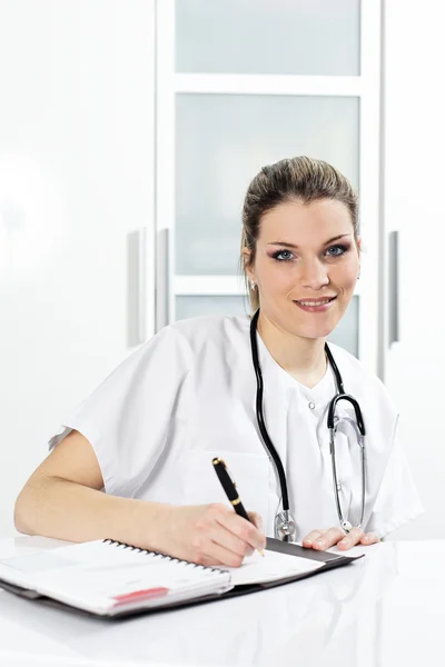 Läkare med penna och stetoskop — Stockfoto