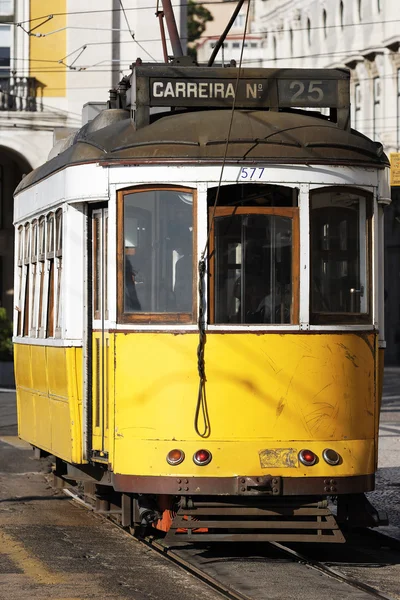 Typowe tramwaj w starej ulicy — Zdjęcie stockowe