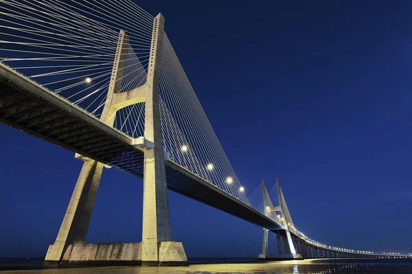 Мост Васко да Гама ночью — стоковое фото