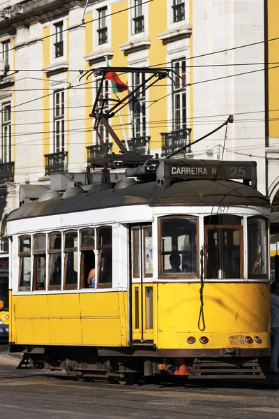 Typické tramvaj v Lisabonu — Stock fotografie