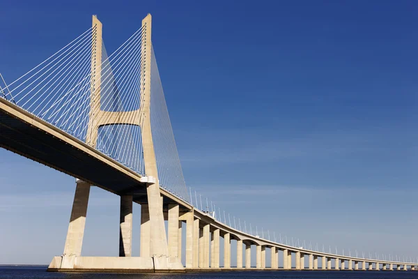 Vasco da gama brug in Lissabon in de zomer — Stockfoto