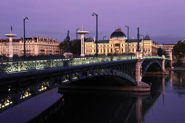 Ponte em Lyon à noite no outono — Fotografia de Stock