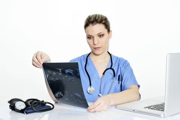 Radiolog kobieta w akcji — Zdjęcie stockowe