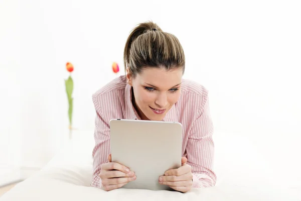 Young woman with tablet — Stock Photo, Image
