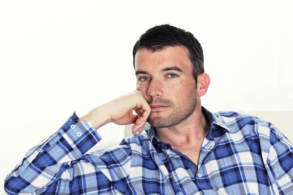 Zamyšlený člověk s modrou košili — Stock fotografie