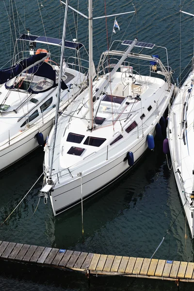 Белые лодки — стоковое фото