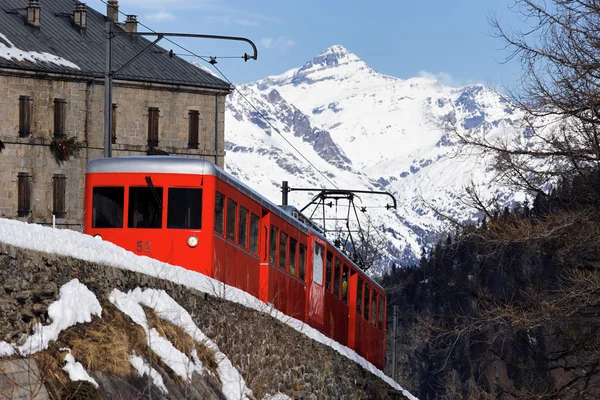 Зимний красный поезд — стоковое фото