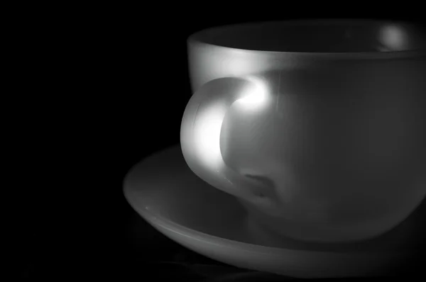 Свет на белой чашке чая — стоковое фото