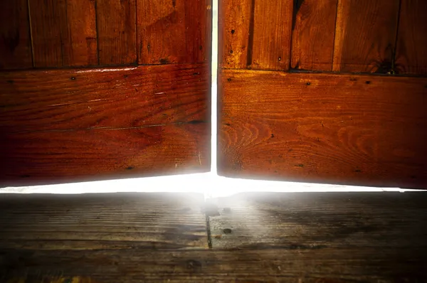 Luz blanca debajo de la puerta vieja — Foto de Stock