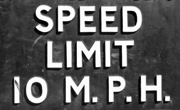 Sinal do limite de velocidade — Fotografia de Stock