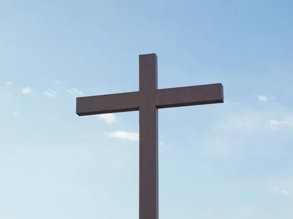 Крест над голубым небом — стоковое фото