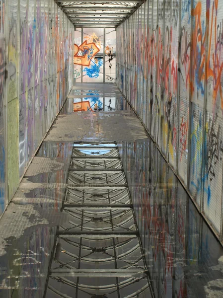 Puente con graffiti —  Fotos de Stock