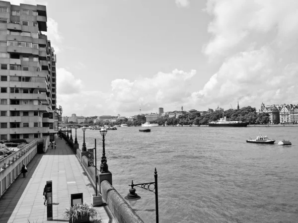 伦敦泰晤士河南岸河 — 图库照片