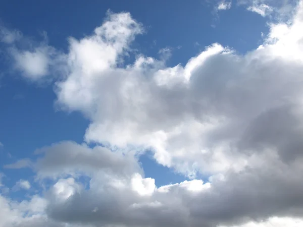 Błękitne niebo z chmurami — Zdjęcie stockowe