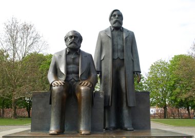 Marx-engels forum heykeli