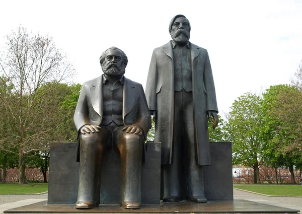 Marx-engels forum standbeeld — Stockfoto