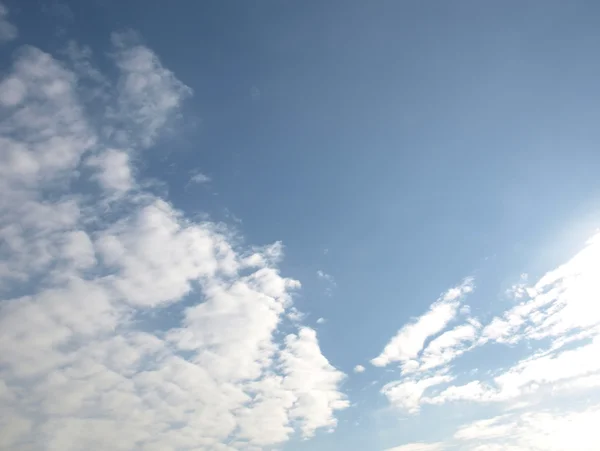 Blå himmel med moln — Stockfoto
