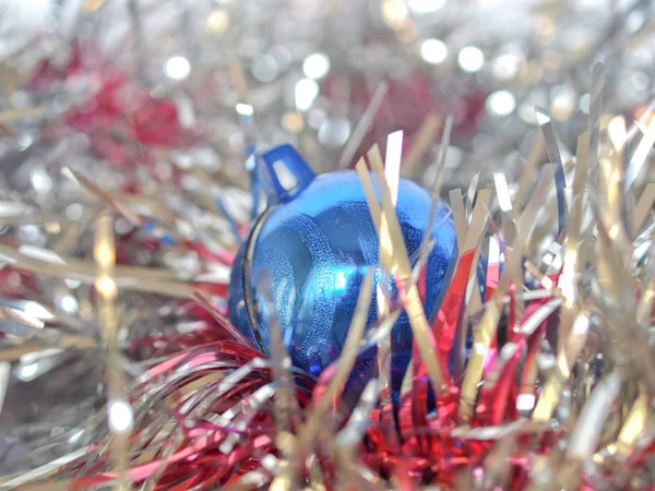 Bola de Navidad y oropel —  Fotos de Stock