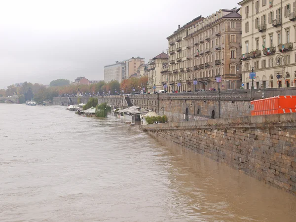 Rio Pó inundação em Turim, Piemonte, Itália — Fotografia de Stock