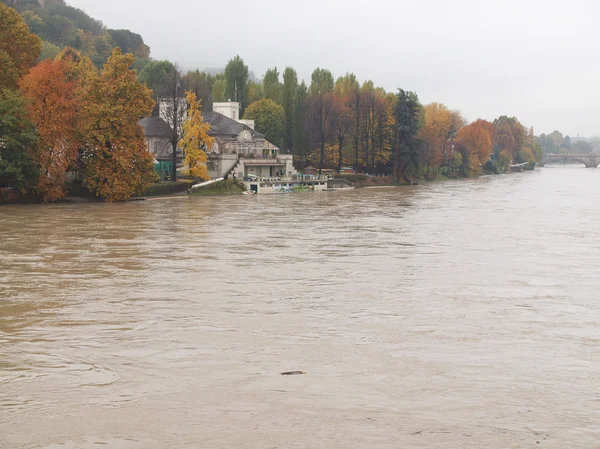 Rio Pó inundação em Turim, Piemonte, Itália — Fotografia de Stock