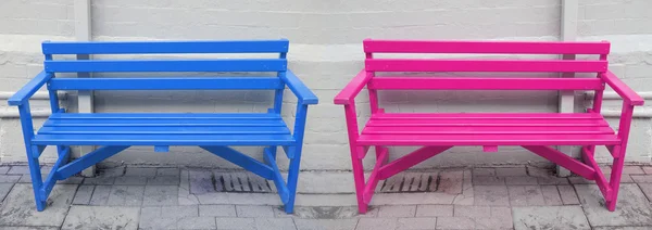蓝色和粉红色的长椅 — 图库照片