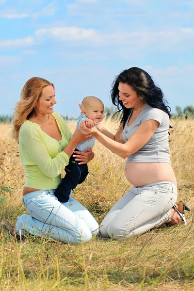 Eautiful blond kobieta z synem i jej dziewczyna w ciąży — Zdjęcie stockowe