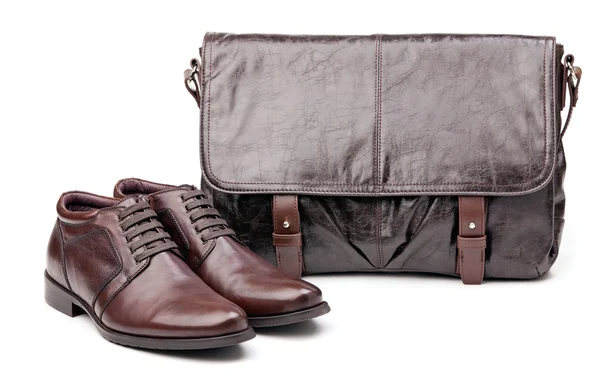 Par de botas masculinas e bolsa mensageiro sobre branco — Fotografia de Stock