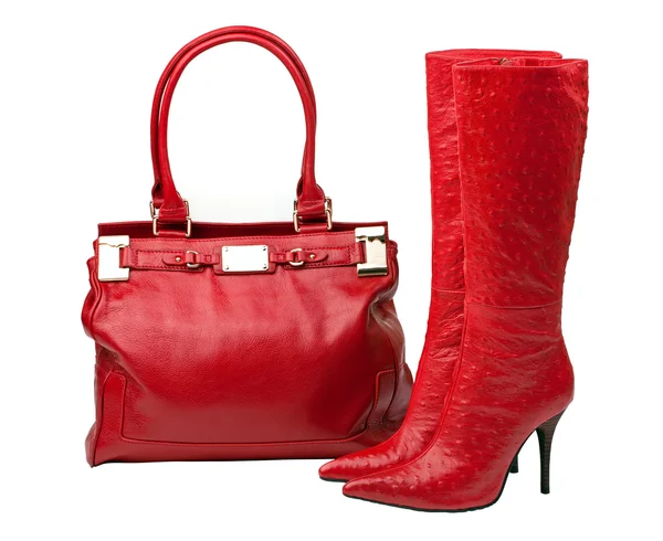 Par de botas rojas y bolso femenino, con camino —  Fotos de Stock