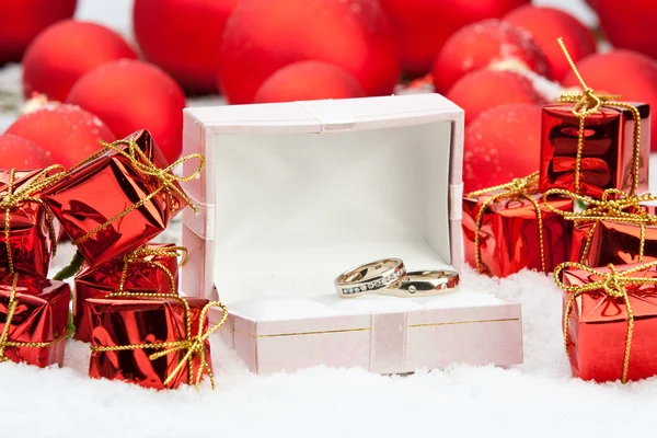 Snubní prsteny mezi Vánoční dekorace — Stock fotografie