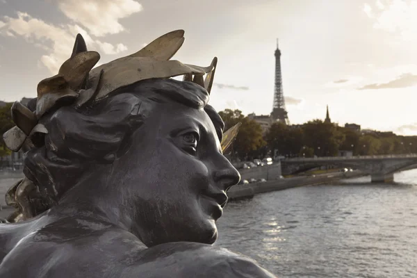 Querubín y la Torre Eiffel —  Fotos de Stock