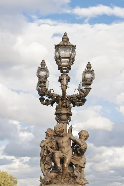 Sochařství a pouliční lampy — Stock fotografie