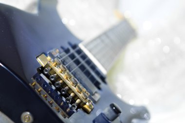 yatakta gitar