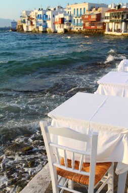 küçük bir Venedik Mykonos Adası Yunanistan denize yakın Restoran