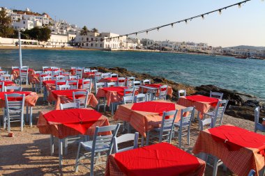 Restoran tarafından seaside, mykonos, Yunanistan.