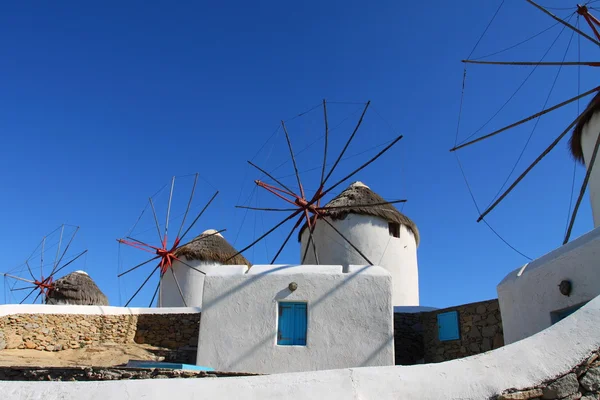 Ветряные мельницы солнечного Миконоса (Греция, Киклады ) — стоковое фото