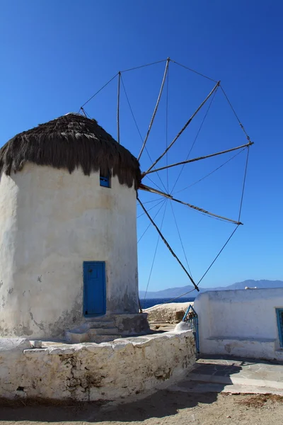 Ветряные мельницы солнечного Миконоса (Греция, Киклады ) — стоковое фото